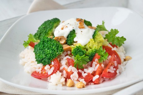 Brokkoli auf Tomatenreis