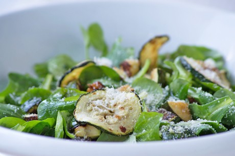 Vogerlsalat mit gebratenen Zucchini