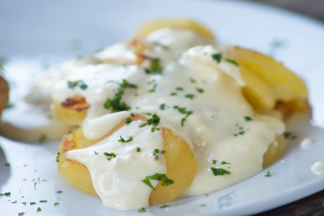 Erdäpfel mit Käsesauce