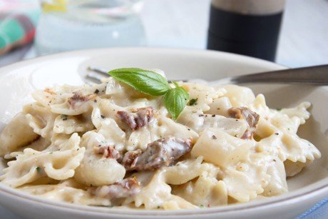 Farfalle mit Spargel und getrockneten Tomaten