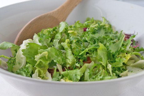 Blattsalat mit deftigen Bierdressing