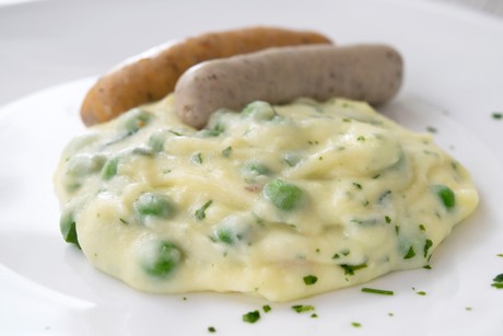 Würstchen mit Gemüsepüree