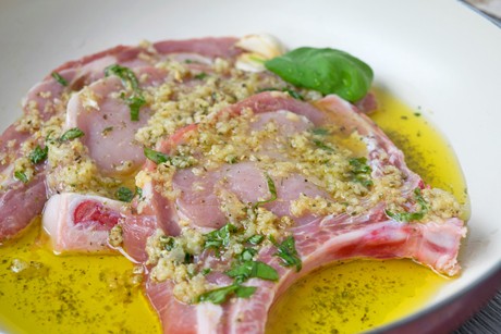 Schweinekoteletts in Basilikummarinade