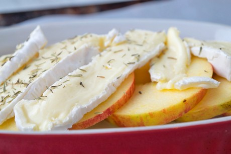 Camembert auf Äpfel