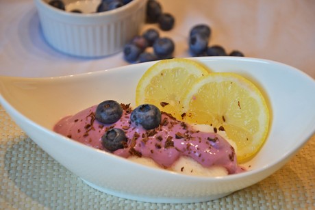 Joghurt-Creme mit Heidelbeerhaube