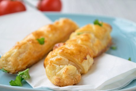 Schafkäse-Blätterteigröllchen