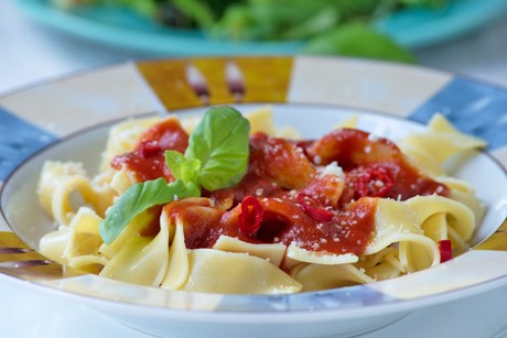 Bandnudeln mit scharfer Sauce