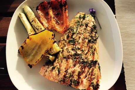 Lachsfilet mit mediterraner Grillbutter