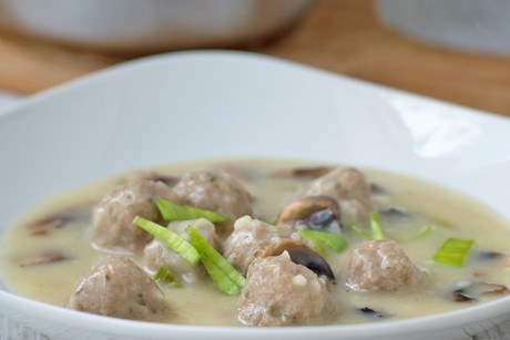 Porree-Suppe mit Schwarzbrot-Chips