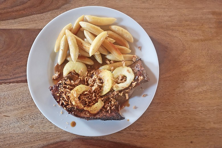 Gebratene Leber mit Äpfeln und Schupfnudeln