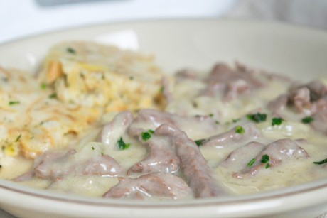Zwiebelfleisch mit Serviettenknödel