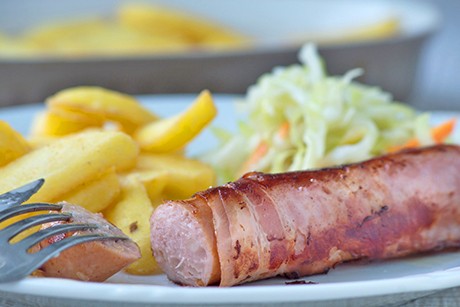 Berner Würstel mit Krautsalat und Pommes frites