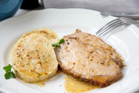 Roll-Schweinsbraten mit Serviettenknödeln