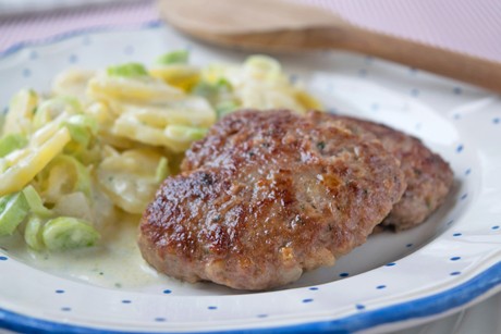 Hacksteak mit Erdäpfel-Lauch Salat