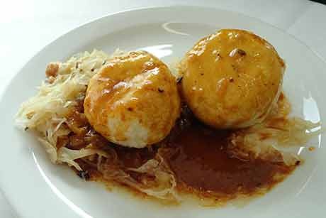 Erdäpfelknödel gefüllt mit Blutwurst auf Sauerkraut