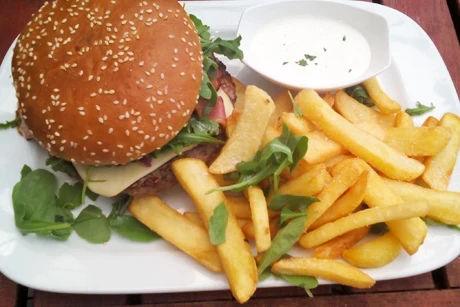 Burger mit Pommes frites selbstgemacht