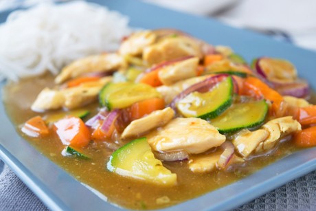 Süß-saures Huhn mit Glasnudeln