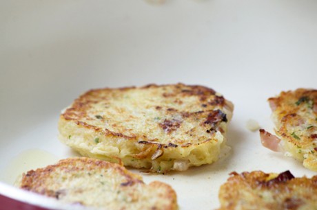 Kartoffelpuffer mit Schinken und Käse