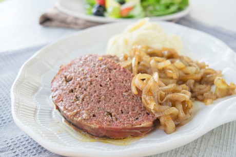 Faschierter Braten mit Balsamico-Zwiebeln und Erdäpfelpüree