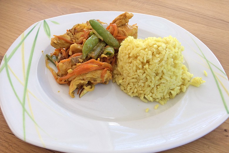 Wok-Huhn mit Curry-Limetten-Reis