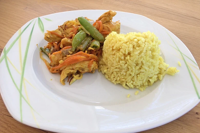 Wok-Huhn mit Curry-Limetten-Reis
