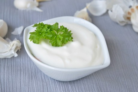 Kräuter-Wegdes mt Knoblauch-Sauerrahm-Dip