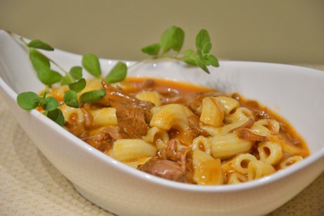 Gulasch mit Hörnchen