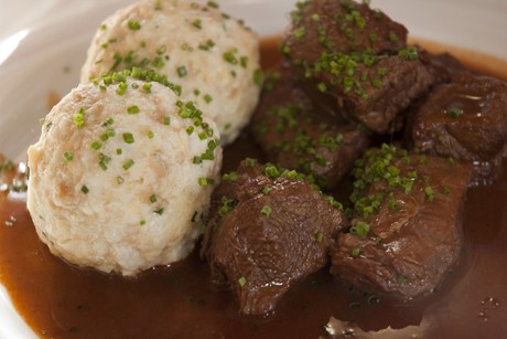 Gulasch mit Semmelknödel