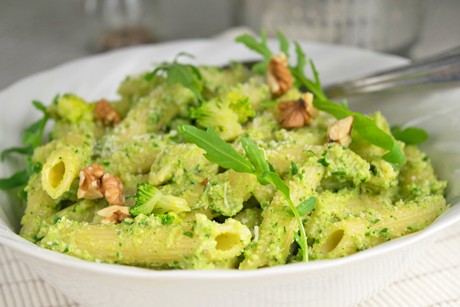 Käse-Brokkoli Pesto mit Walnüssen
