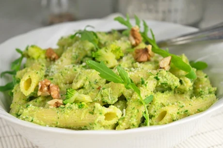 Käse-Brokkoli Pesto mit Walnüssen