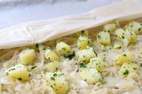 Veganer Krautstrudel mit Petersilkartoffeln