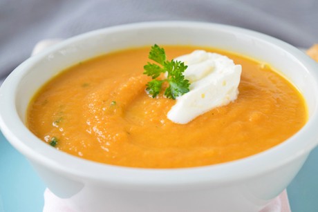 Erdäpfel-Karotten-Suppe mit Kräutern