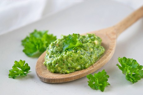 Selbstgemachtes Petersilien-Pesto