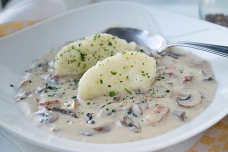 Erdäpfel-Nocken mit Speck und Champignons