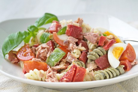Nudelsalat mit frischem Gemüse