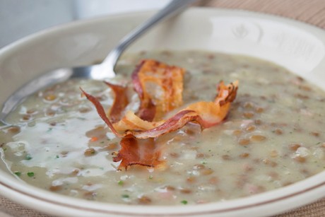 Linsensuppe mit Speck