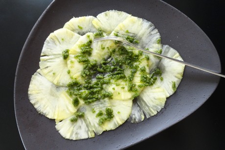 Annanasscheiben in Minze-Pesto