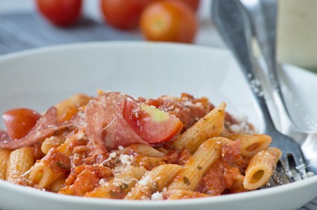 Penne mit Salami und Chilischoten