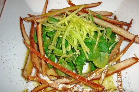 Geräucherte Forellenfilets auf Blattsalat