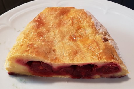 Erdäpfelstrudel mit Kirschen