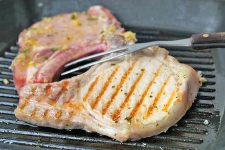 Schweinskoteletts in Biermarinade