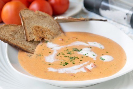 Tomatencremesuppe mit Schwarzbrotchips