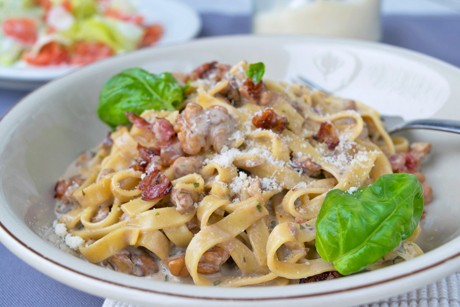 Tagliatelle mit Speck und Walnüssen