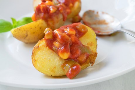 Ofenkartoffel mit scharfer Sauce