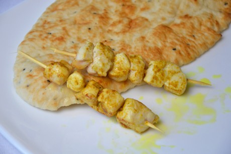 Hühnerspieße mit Naan-Brot