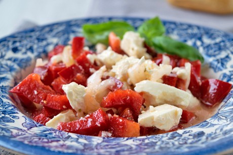Paprikasalat mit Schafskäse