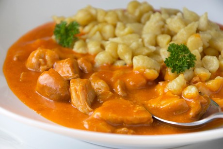 Paprikahuhn mit Spätzle