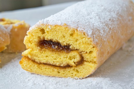 Roulade mit Marillenmarmelade