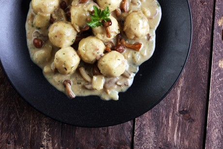 Speckknödel in Eierschwammerlsauce