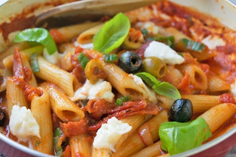 Penne mit Salami-Mozzarella-Sugo